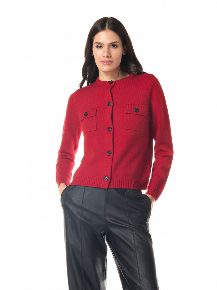 Knitwear button closure 