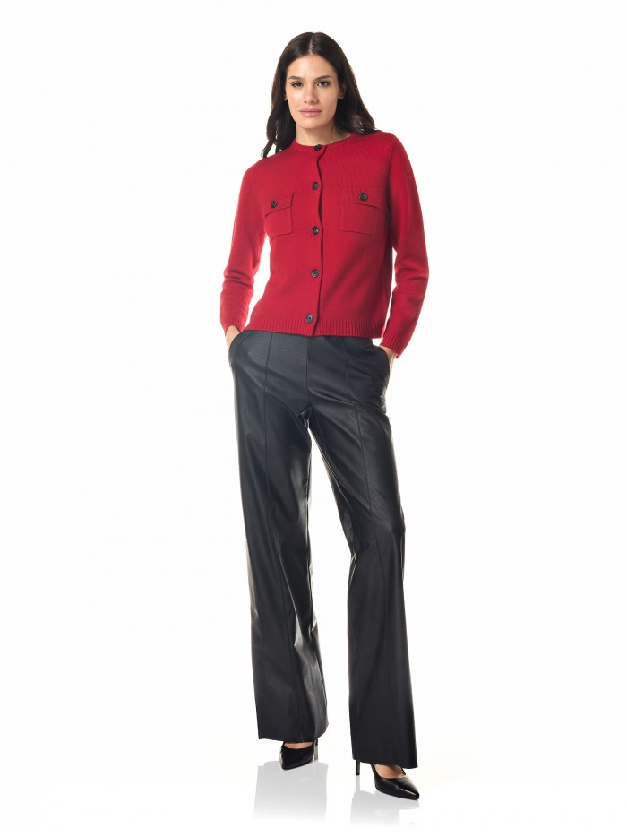 Knitwear button closure 